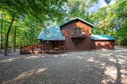 New! Play in Lukfata Creek! Hot Tub! Fire pit!