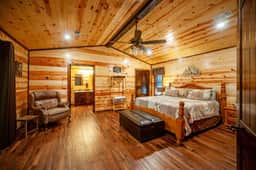 New! Play in Lukfata Creek! Hot Tub! Fire pit!