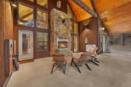 NEW! Prime Cabin Chateau, Hot Tub-Firepit-Sleeps 6
