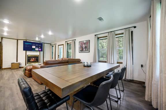 Casino Close! Hot Tub-Firepit-Pool Table Sleeps 14