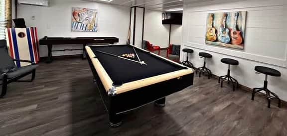Casino Close! Hot Tub-Firepit-Pool Table Sleeps 14
