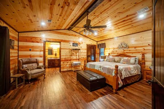New! Play in Lukfata Creek! Hot Tub! Fire pit!