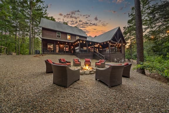 New! 6BR Spa-Firepit-Pool Table-Arcade-Mini Golf!