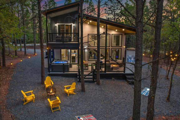NEW! Fully maxed out cabin w/ treehouse, spa & more