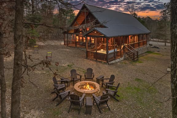 NEW! Prime Cabin, Hot Tub-Firepit-Safari, Sleeps 8