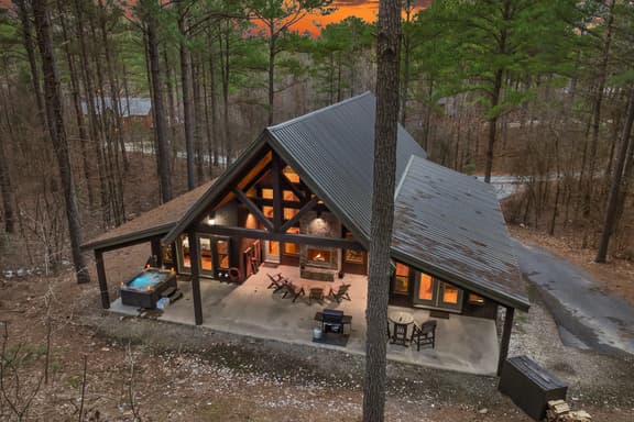 NEW! Prime Cabin Chateau, Hot Tub-Firepit-Sleeps 6