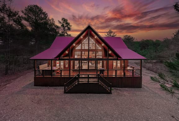 Sundance Lodge! Secluded! Hot Tub-Firepit-Playset!